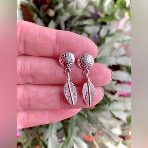 ❤️ Native American handcrafted feather post earrings